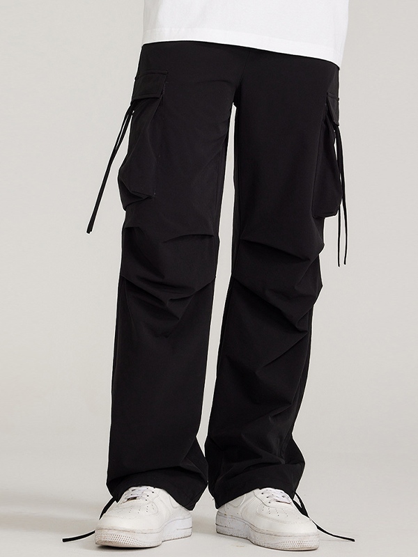 Pantalones de pierna recta con decoración de correa de bolsillo grande para hombre-1