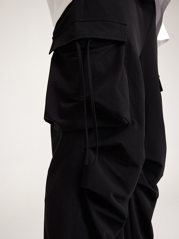 Pantalones de pierna recta con decoración de correa de bolsillo grande para hombre-4