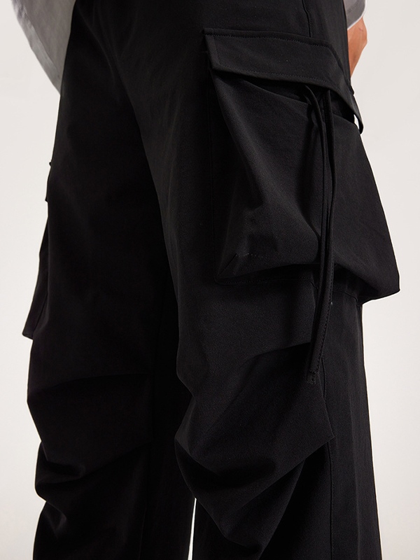 Pantalones de pierna recta con decoración de correa de bolsillo grande para hombre-3