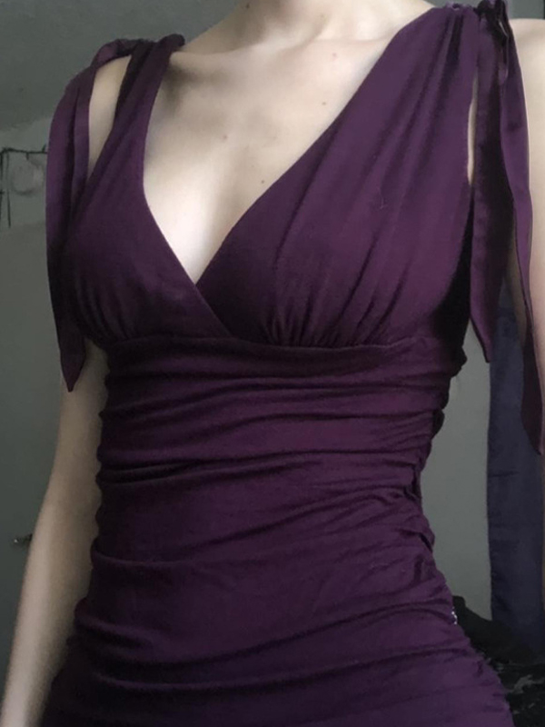 Camiseta vintage morada con cuello en V cruzado-1