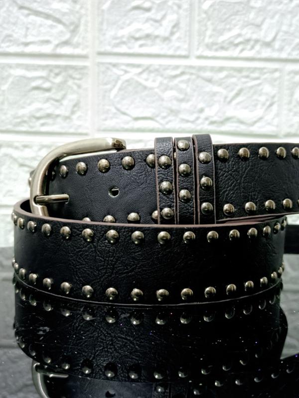 Cinturón con hebilla decorativa con remaches versátil-1